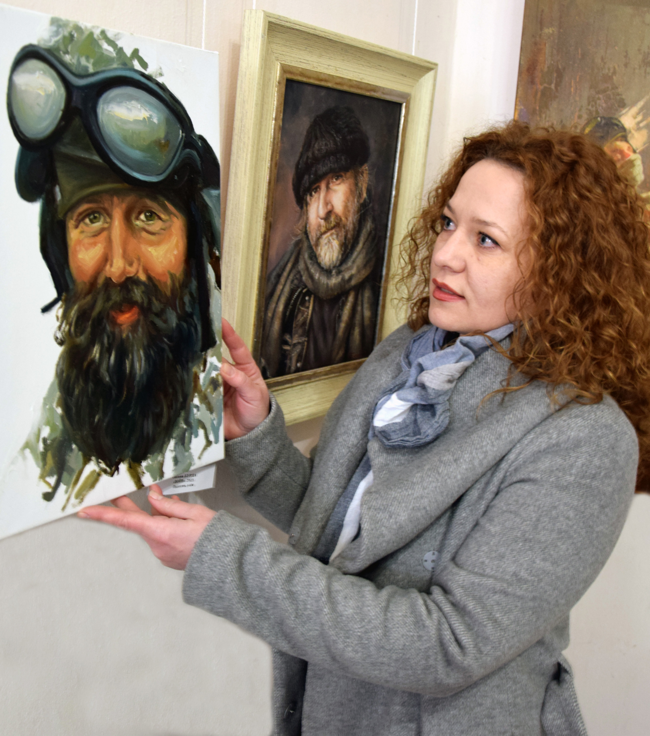 Художниця-декораторка, волонтерка Оксана Бурда ознайомлює з портретом «Воїн». Фото автора